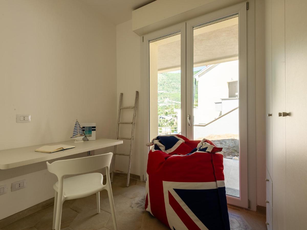 Villa Hanbury With Swimming Pool And Parking In Alassio Exteriör bild