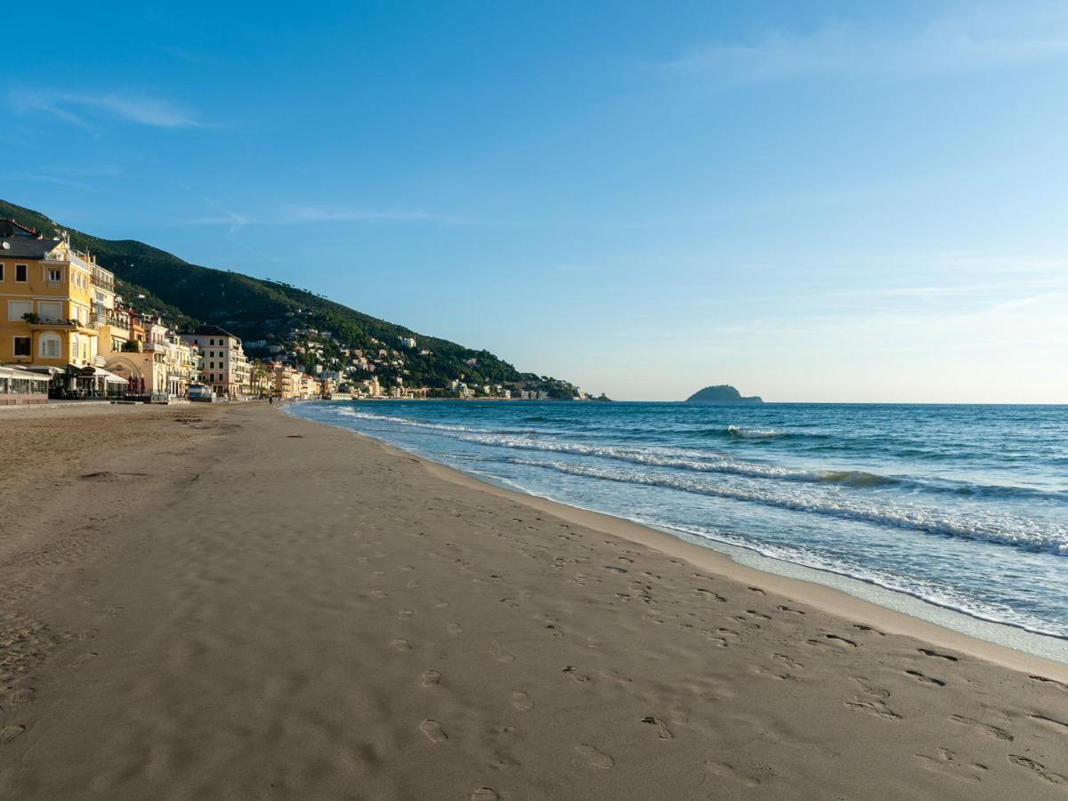 Villa Hanbury With Swimming Pool And Parking In Alassio Exteriör bild